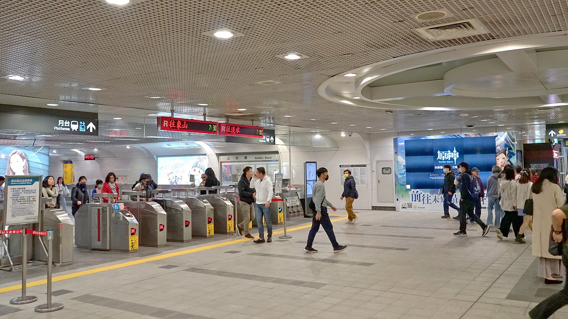 改札の手前に黄色い線が引かれた台北MRTの駅コンコース